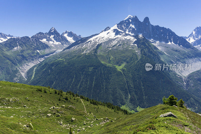 在勃朗峰地块的Aiguille Verte的视图。阿尔卑斯山脉。